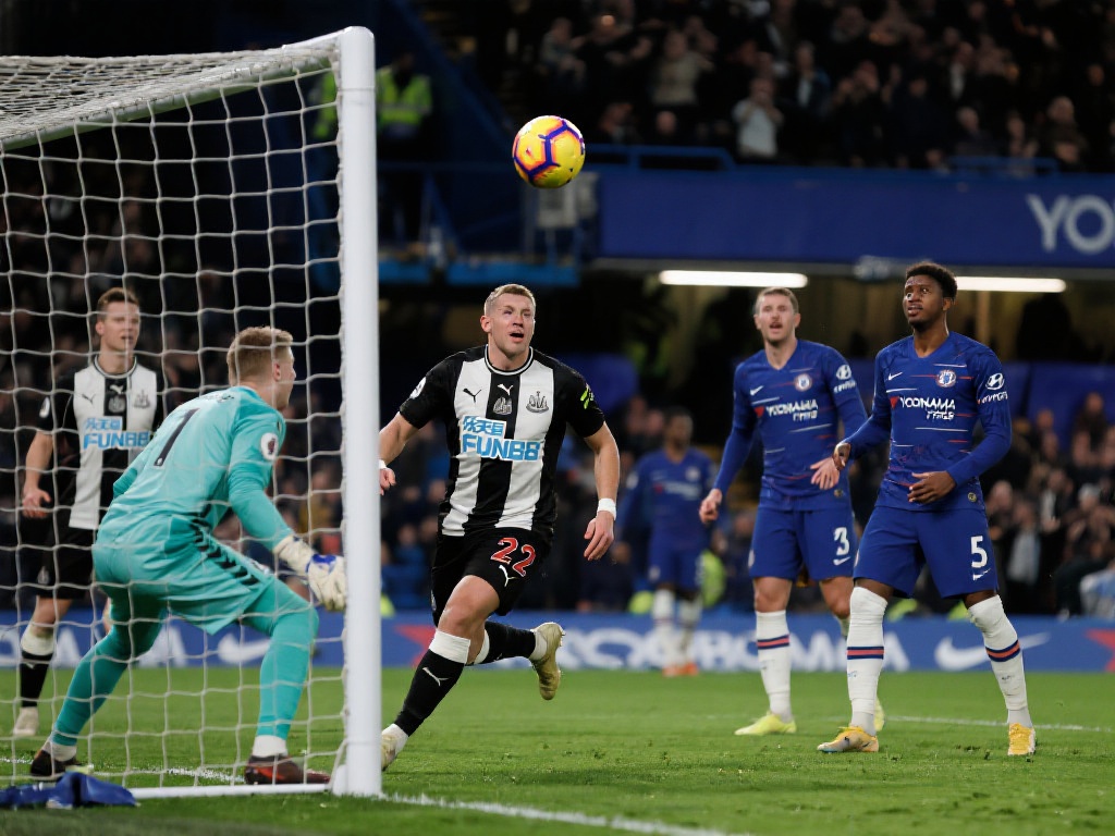 托纳利开场闪电破门,纽卡2-0力克切尔西,终结对手5连胜,跃居英超第三 在比赛下半场,纽卡通过一次角球机会再下一