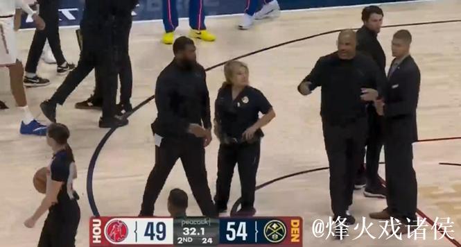 乌度卡怒斥漏判申京犯规,掘记建议将其驱逐出场 乌度卡怒斥漏判申京犯规,掘记建议将其驱逐出场